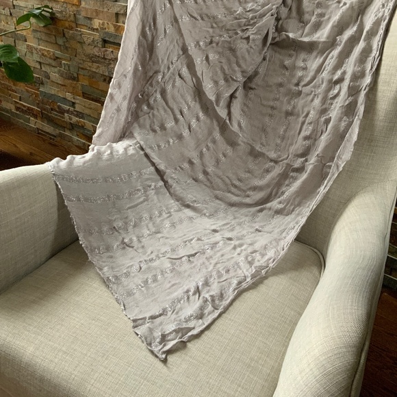 TAHARI Grey Square Scarf with Silver Threads - Picture 2 of 5